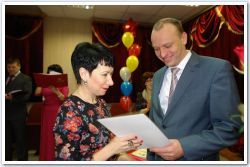 Генеральный директор Андрей Мартьянов вручил 117 работникам предприятия почетные грамоты и благодарности. _.
